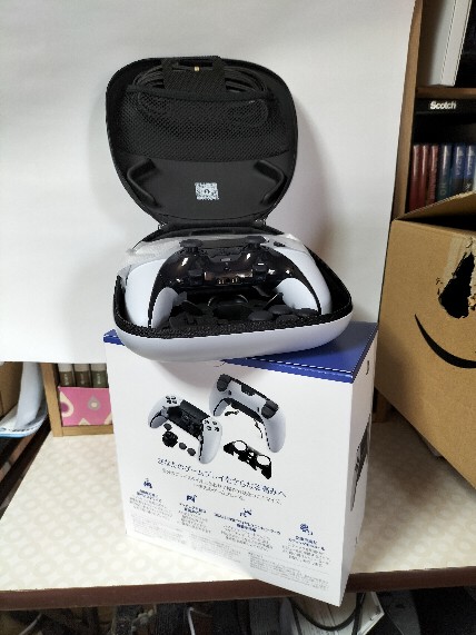 DualSense Edge の専用ケースを開けて